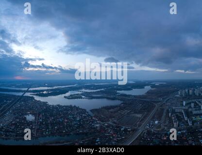 Wunderschöner Panoramablick auf den Fluss Dnjeper und die Nordbrücke oder Moskau-Brücke vom linken Ufer aus. Stockfoto