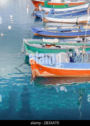 Alte bunte Fischerboote am Hafen an einem sonnigen Tag. Bild auf Handy gemacht Stockfoto