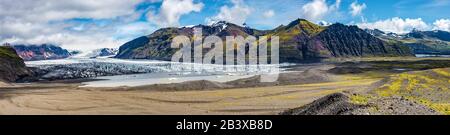 Panoramablick über den Skaftafellsjokull-Gletscher und Touristen, ein Spaziergang in der Nähe von Skaftafell auf Südisland Stockfoto