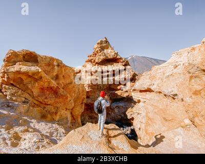Reisender, die schöne Landschaften zwischen den riesigen Felsen genießen. Bild auf Handy gemacht Stockfoto