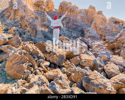 Landschaft mit schönen Felsen im Wüstental mit Frau unterwegs. Bild auf Handy gemacht Stockfoto