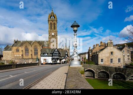 Blick auf Die Old Parish Church von der River Tweed Bridge in Peebles, Scottish Borders, Schottland, Großbritannien Stockfoto