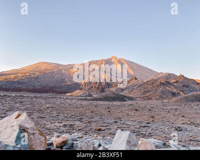 Schöne Landschaft im vulkanischen Tal mit Teide-Vulkan im Hintergrund an einem sonnigen Tag. Bild auf Handy gemacht Stockfoto