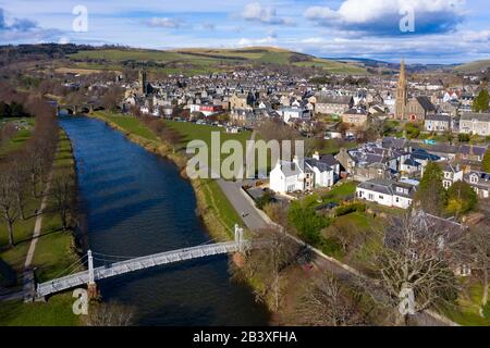 Luftbild des Flusses Tweed, der durch die Stadt Peebles in den schottischen Grenzen fließt, Schottland, Großbritannien Stockfoto