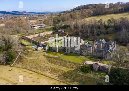 Luftaufnahme des ehemaligen Wohnhauses von Abbotsford House von Sir Walter Scott in der Nähe von Melrose in der schottischen Grenze, Schottland, Großbritannien Stockfoto