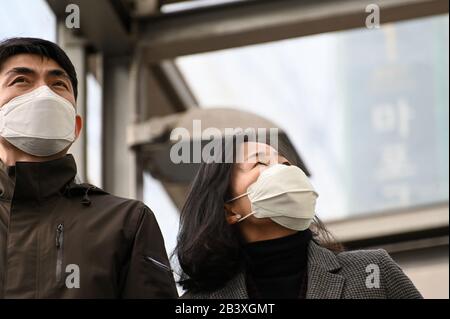 Seoul, Südkorea. März 2020. Fußgänger in Seoul waren am 4. März 2020 Gesichtsmasken zum Schutz vor einem Coronavirus-Ausbruch, der durch Südkorea fegt. Foto von Thomas Maresca/UPI Credit: UPI/Alamy Live News Stockfoto