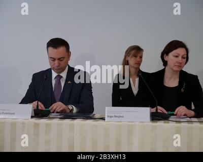 Hartmut Renk, Timothy Eydelnant, Inga Skujina, Michael Kretschmer, Klaus Finck, Jürgen Weigt, Gunnar Brügner beim Pressetermin VERTEIDIGER 2020 in der Wir Stockfoto