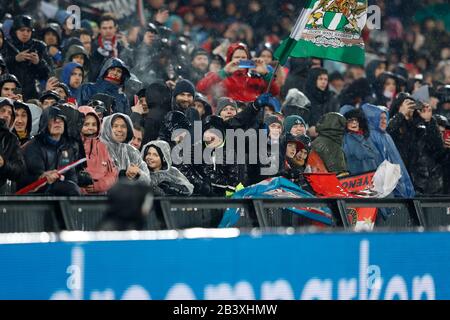 Rotterdam, 04-03-2020, Fußball, KNVB-Pokal, Saison 2019-2020, Fans im Regen Stockfoto