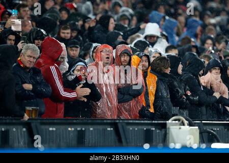 Rotterdam, 04-03-2020, Fußball, KNVB-Pokal, Saison 2019-2020, Fans im Regen Stockfoto