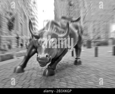 The Wall Street Bull in Lower Manhattan, New York, USA. Große Bronze-Skulptur von Arturo Di Modica. Das Gesicht von Bull ist scharf, wenn man mit Bewegung fotografiert Stockfoto