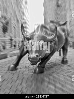 The Wall Street Bull in Lower Manhattan, New York, USA. Große Bronze-Skulptur von Arturo Di Modica. Das Gesicht von Bull ist scharf, wenn man mit Bewegung fotografiert Stockfoto