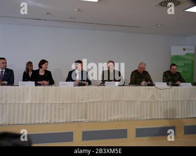 Hartmut Renk, Timothy Eydelnant, Inga Skujina, Michael Kretschmer, Klaus Finck, Jürgen Weigt, Gunnar Brügner beim Pressetermin VERTEIDIGER 2020 in der Wir Stockfoto