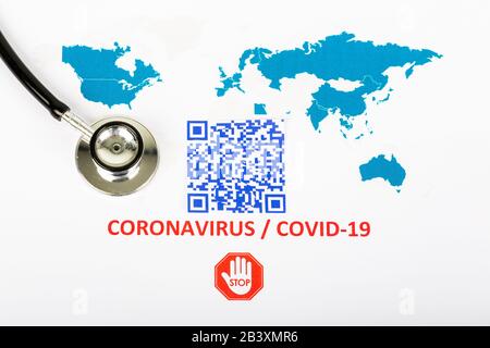 Weltkarte mit blauem, farbenfrohen, unleserlichen QR-Code für Coronavirus Covid-19-Infektionen, die in Unternehmen verwendet werden, damit Arbeiter über ihr Gesundheitsvirus infecti Bescheid wissen Stockfoto