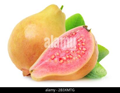 Isolierte Guava. Eine ganze gelbe Guava und eine halbe mit pinkfarbenem Fleisch isoliert auf weißem Hintergrund mit Beschneidungspfad Stockfoto