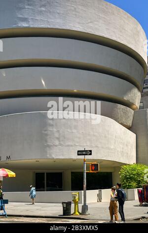 Guggenheim Museum of modern and Contemporary Art des Architekten Frank Lloyd Wright an der Fifth Avenue in New York City. Stockfoto