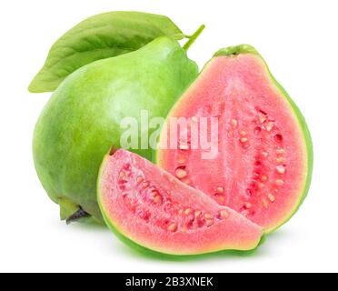 Isolierte Guavas. Eine ganze Guava-Frucht, eine halbe und eine Scheibe mit rosafarbenem Fleisch isoliert auf weißem Hintergrund Stockfoto