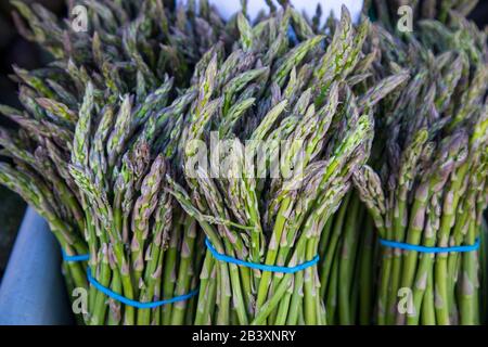 Asparagusbrötchen auf Dem Bauernmarkt Stockfoto