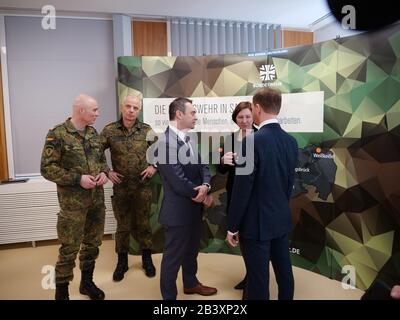 Hartmut Renk, Timothy Eydelnant, Inga Skujina, Michael Kretschmer, Klaus Finck, Jürgen Weigt, Gunnar Brügner beim Pressetermin VERTEIDIGER 2020 in der Wir Stockfoto