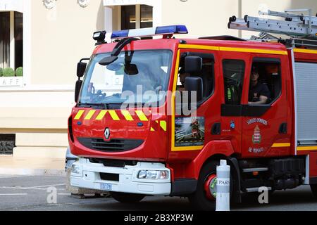 Monte-Carlo, Monaco - 20. Juni 2019: Mann Fährt EINEN Red Fire Truck Renault Midlum Vor Dem Monte-Carlo Casino In Monaco, Europa. Nahaufnahme Vorn Stockfoto