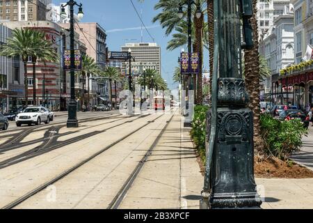 New Orleans, LA, USA. August 2013. Canal Street mit Autos an den Seiten und Seilbahnen in der Mitte. Stockfoto