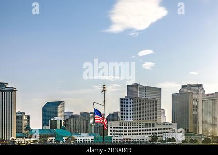 New Orleans, LA, USA. Blick vom Mississippi River. Hotel- und Finanzgebäude mit amerikanischer Flagge im Vordergrund. Stockfoto