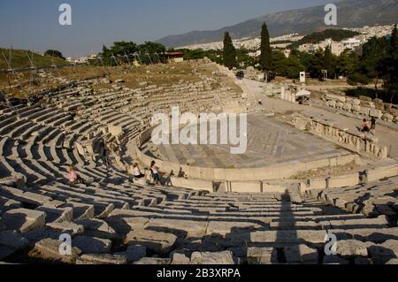 Griechenland, Athen. Theater des Dionysos. Panorama des Orchesters, aus Marmor mit Varizolor, 5. Jahrhundert v. Chr. Stockfoto