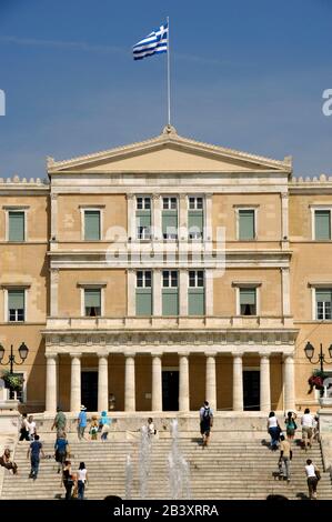 Griechenland, Athen. Alter Königspalast, 1836-1842. Es beherbergt seit 1934 das hellenische Parlament. Entworfen von Friedrich von Gartner für König Otto von Griechenland. Neoklassizistischer Stil. Stockfoto