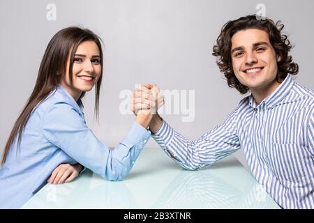 Mann und Frau kämpfen in ihren Armen, Armringen zwischen Mann und Frau. Familienstreit, Showdown, Aufteilung des Eigentums, Scheidung. Stockfoto
