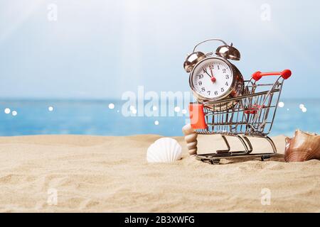 Wecker Im Sand Am Sonnig Tropical Beach Stockfoto