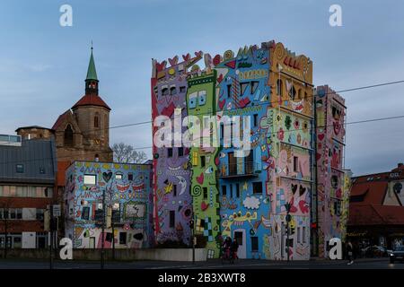 Das fröhliche Rizzi-Haus sticht durch das moderne Erscheinungsbild inmitten historischer Gebäude hervor. Stockfoto