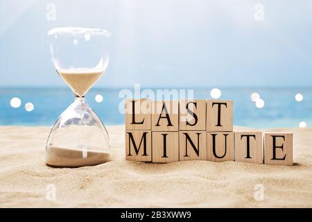 Last Minute Hourglass In Sand Am Tropical Beach Stockfoto