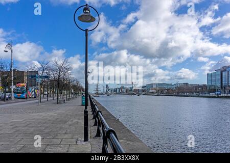 Das North Wall Quay entlang des Flusses Liffey, Dublin, Irland, ein beliebter Wander- und Radfahrbereich mit seinen markanten Lampenpfosten. Stockfoto