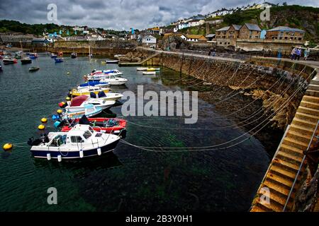 Mevagissey, dessen Name in Cornish Lannvorek ist, ist ein Dorf und Fischerhafen und eine zivile Gemeinde in Cornwall, England. Stockfoto