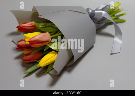 Nahaufnahme Stillleben Blumenstrauß aus roten und gelben, unverblühten Tulpen, selektiver Fokus Stockfoto