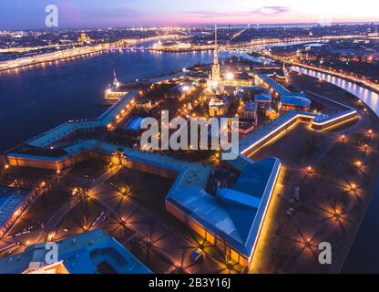 Schöner Nachtblick auf die Festung Sankt Petersburg, Russland, Peter und Paul mit Stadtbild und Landschaft jenseits der Stadt Stockfoto