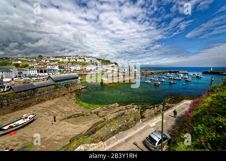 Mevagissey, dessen Name in Cornish Lannvorek ist, ist ein Dorf und Fischerhafen und eine zivile Gemeinde in Cornwall, England. Stockfoto