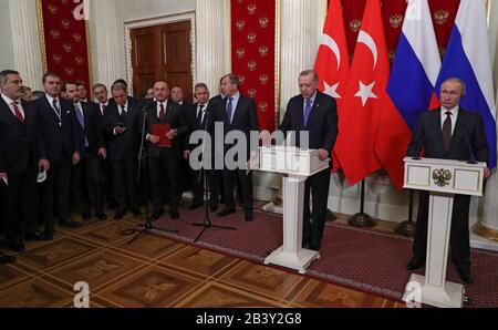 Moskau, Russland. März 2020. Der russische Präsident Wladimir Putin hat während einer gemeinsamen Pressekonferenz mit dem türkischen Präsidenten Recep Tayyip Erdogan nach sechs Stunden Gespräche im Kreml am 5. März 2020 in Moskau, Russland, abgereist. Die beiden Führer erzielten eine Einigung, um die Spannungen in Syrien zu entschärfen. Kredit: Michael Klimentjew/Kreml-Pool/Alamy Live News Stockfoto