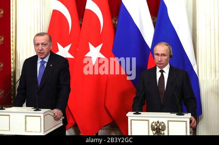 Moskau, Russland. März 2020. Der russische Präsident Wladimir Putin hat während einer gemeinsamen Pressekonferenz mit dem türkischen Präsidenten Recep Tayyip Erdogan nach sechs Stunden Gespräche im Kreml am 5. März 2020 in Moskau, Russland, abgereist. Die beiden Führer erzielten eine Einigung, um die Spannungen in Syrien zu entschärfen. Kredit: Michael Klimentjew/Kreml-Pool/Alamy Live News Stockfoto