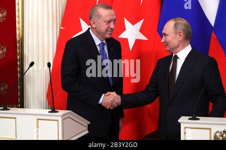 Moskau, Russland. März 2020. Der russische Präsident Wladimir Putin schüttelt mit dem türkischen Präsidenten Recep Tayyip Erdogan die Hände, nachdem er nach sechs Stunden Gespräche im Kreml am 5. März 2020 in Moskau, Russland, eine gemeinsame Pressekonferenz abgehalten hat. Die beiden Führer erzielten eine Einigung, um die Spannungen in Syrien zu entschärfen. Kredit: Michael Klimentjew/Kreml-Pool/Alamy Live News Stockfoto