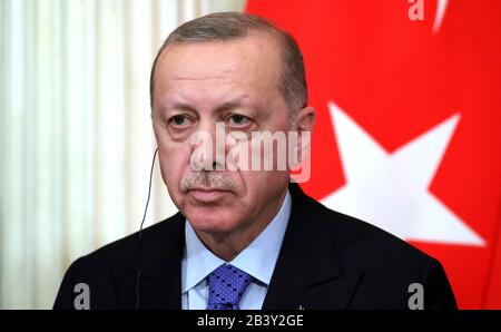 Moskau, Russland. März 2020. Der türkische Präsident Recep Tayyip Erdogan anlässlich einer gemeinsamen Pressekonferenz mit dem russischen Präsidenten Wladimir Putin nach sechsstündigen Gesprächen im Kreml am 5. März 2020 in Moskau, Russland. Die beiden Führer erzielten eine Einigung, um die Spannungen in Syrien zu entschärfen. Kredit: Michael Klimentjew/Kreml-Pool/Alamy Live News Stockfoto