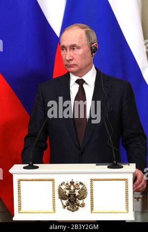 Moskau, Russland. März 2020. Der russische Präsident Wladimir Putin hat während einer gemeinsamen Pressekonferenz mit dem türkischen Präsidenten Recep Tayyip Erdogan nach sechs Stunden Gespräche im Kreml am 5. März 2020 in Moskau, Russland, abgereist. Die beiden Führer erzielten eine Einigung, um die Spannungen in Syrien zu entschärfen. Kredit: Michael Klimentjew/Kreml-Pool/Alamy Live News Stockfoto