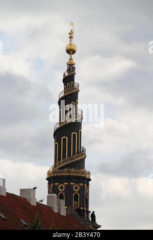 Kopenhagen, Dänemark - 24. juli 2012: Unsere Erlöserkirche befindet sich in der Straße St. Anne in Christianshavn in der Stadt Kopenhagen Stockfoto