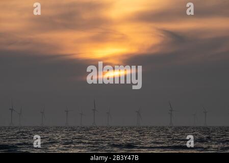 Walney Island, Cumbria, Großbritannien. März 2020. Wetter in Großbritannien. Nach einem Tag Frühlingssonne von der Küste von Cumbrian sammeln sich bei Sunset Wolken über der fernen Walney Offshore Windfarm. Credit:Greenburn/Alamy Live News. Stockfoto