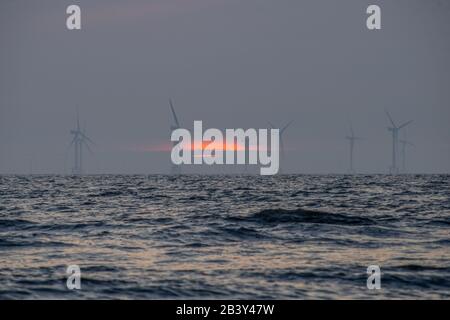 Walney Island, Cumbria, Großbritannien. März 2020. Wetter in Großbritannien. Nach einem Tag Frühlingssonne von der Küste von Cumbrian sammeln sich bei Sunset Wolken über der fernen Walney Offshore Windfarm. Credit:Greenburn/Alamy Live News. Stockfoto