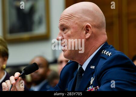 US-Weltraumwaffenchef Gen. John W. Raymond zeugt vor dem House Armed Services Committee vom 4. März 2020 in Washington, DC. Stockfoto