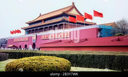 Peking, China, März 2005 - Eingang Der Verbotenen Stadt mit Mao Zedong-Bild auf der Vorderseite des Gebäudes. Die Verbotene Stadt wurde erstmals 1406 erbaut. Stockfoto