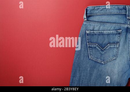 Jeansstruktur oder Jeanshintergrund mit alten, zerrissenen Jeans. Alte Grunge Vintage Denim Jeans. Denim-Jeans mit Überblendung. Stockfoto