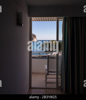 Balkon mit Meerblick von einem schönen Hotel im Camp de mare, mallorca, spanien Stockfoto