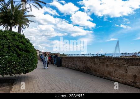 Palma, Mallorca - 10. April 2019: Afrikanische Straßenhändler versuchen, Piraterie auf Touristen in der Nähe der Kathedrale de Palama zu verstauen Stockfoto