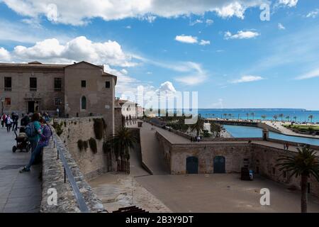 Palma, Mallorca - 10. April 2019: Touristen, die den Blick vom Carrer del Mirador und über den Brunnen genießen Stockfoto